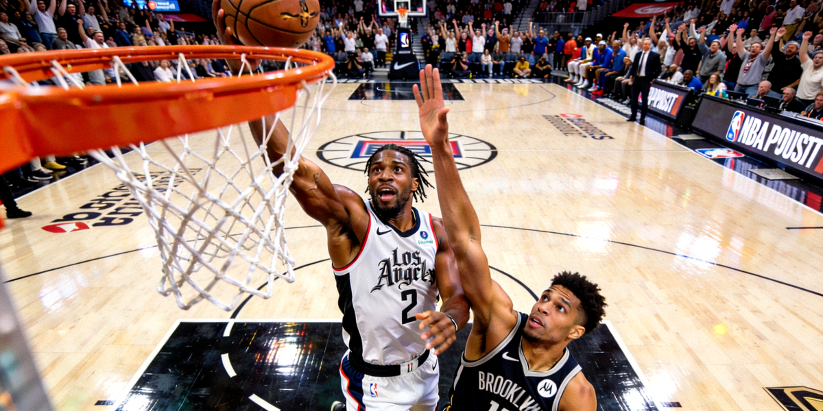 NBA季后赛激烈对抗场景，篮球运动员在赛场上奋力拼搏的瞬间