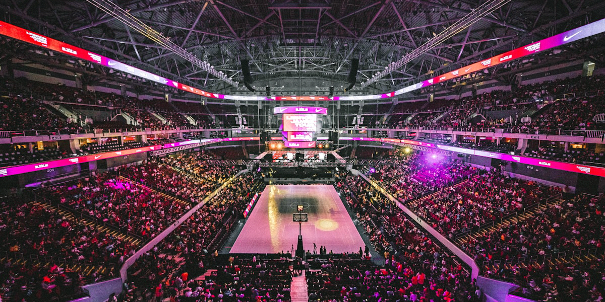 NBA季后赛席位争夺战激烈比赛瞬间，球员在场上奋力拼抢篮球