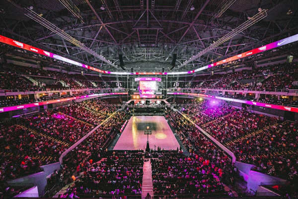 NBA季后赛激烈争夺画面，b体育全面观察席位争夺战
